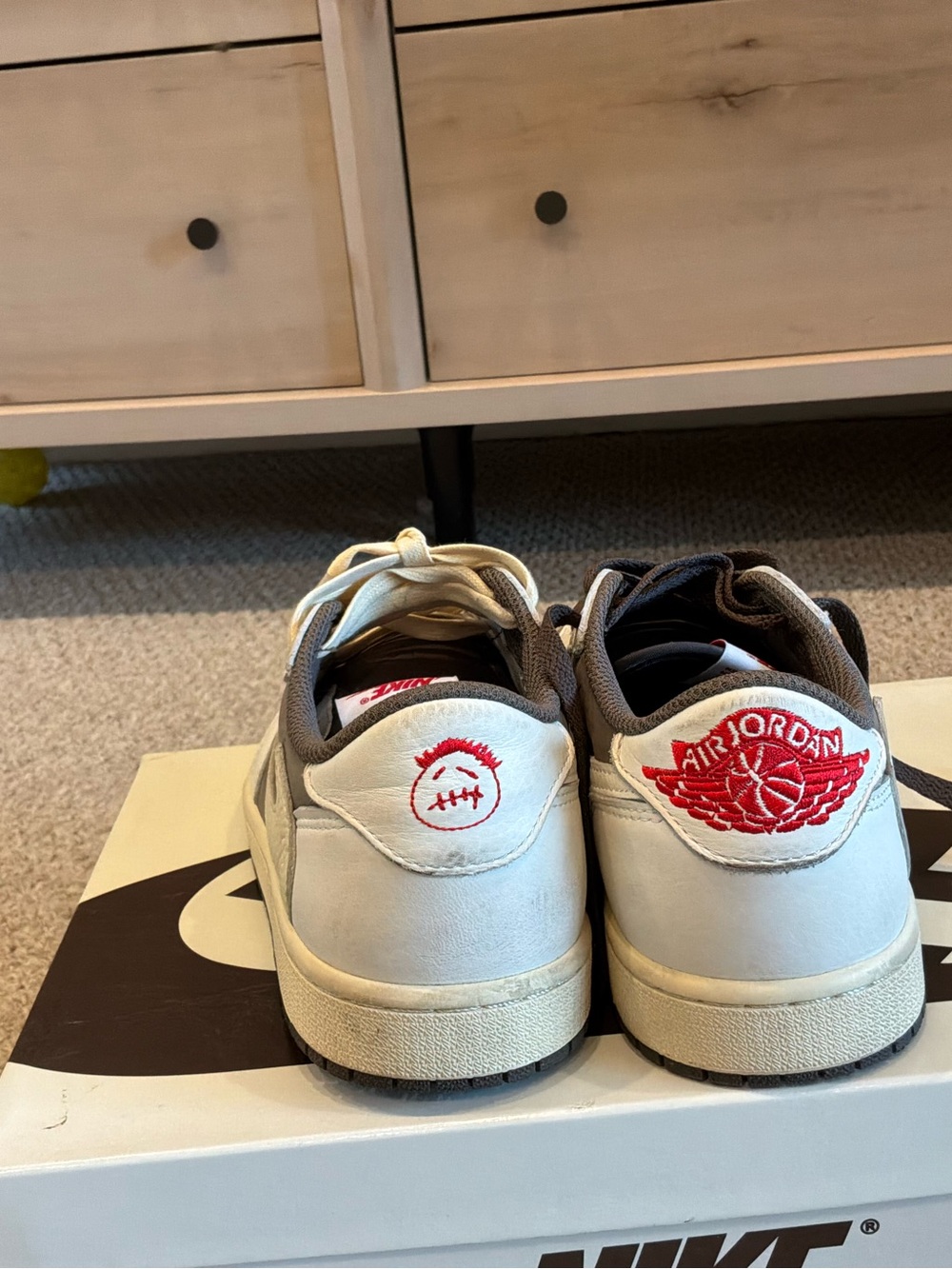 Nike men/women’s Travis Scott Sneakers in Gray and White with Dark Gray Laces